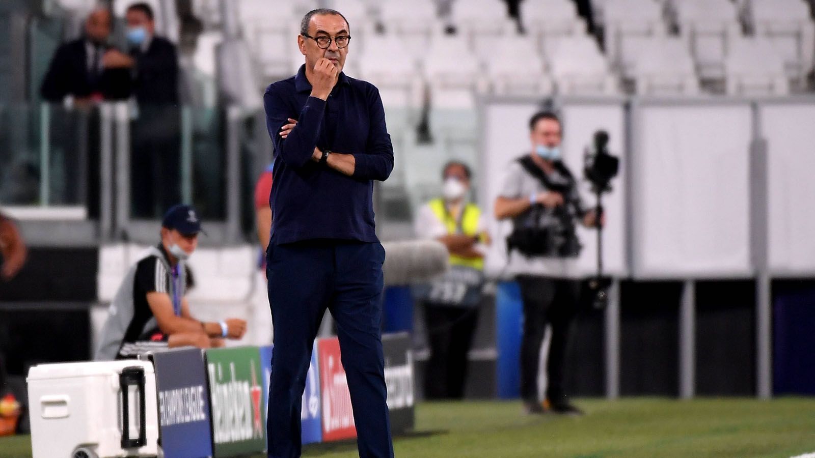 
                <strong>Maurizio Sarri</strong><br>
                Internationale Erfahrung hat der 61-Jährige beim FC Chelsea bereits gesammelt. Zuletzt war Sarri, der durch seinen enormen Zigarettenkonsum bekannt wurde, aber bei Juventus Turin tätig. Nach dem frühen Aus in der Champions League war dort aber nach der vergangenen Saison Schluss für Sarri, sodass er ebenfalls ab sofort verfügbar wäre. Trotz seiner Erfahrung fehlt Sarri allerdings ein wenig das Renomee anderer Trainer, sodass er wohl maximal Außenseiterchancen auf den PSG-Job besitzt.
              