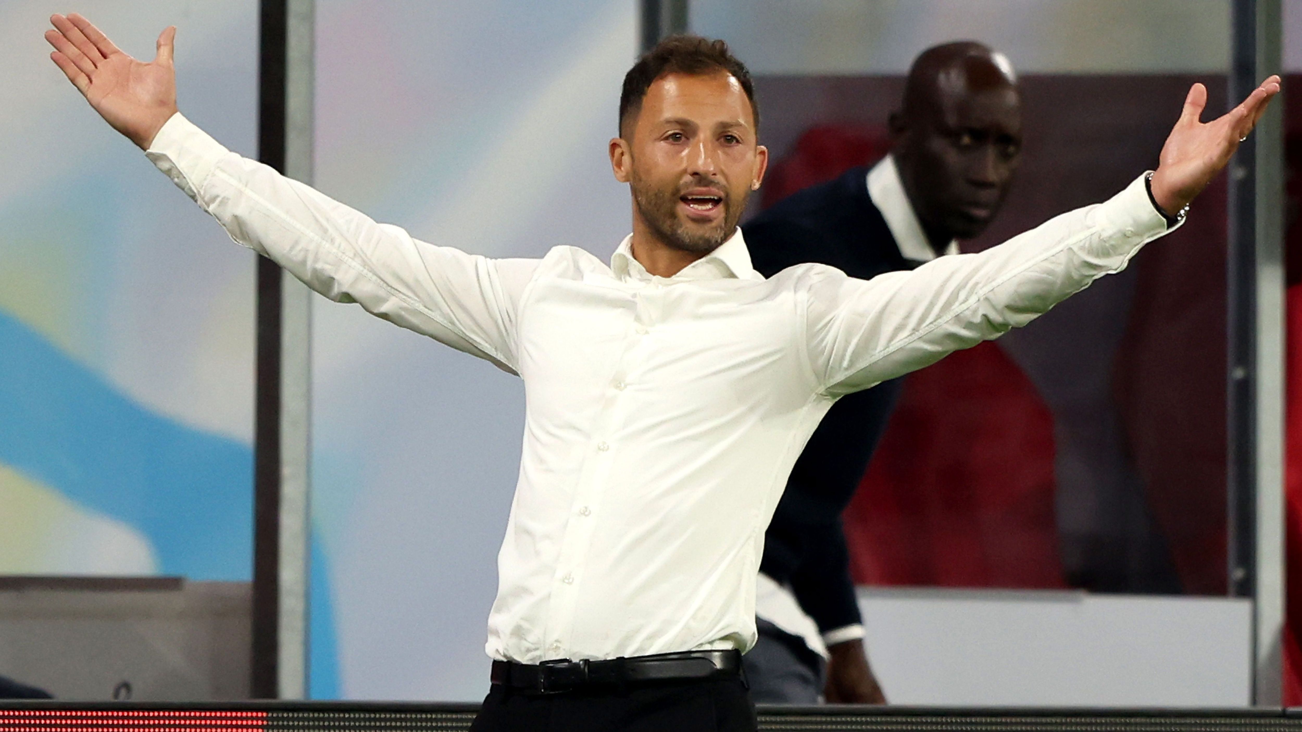 
                <strong>RB Leipzig: Entlassung von Domenico Tedesco</strong><br>
                In der Vorsaison führte Domenico Tedesco die Roten Bullen noch zum Sieg des DFB-Pokals. In der Liga erwischte er mit den Leipzigern allerdings einen Fehlstart. Lediglich ein Sieg aus den ersten fünf Spielen sprang bei RB Leipzig heraus - nach dem 0:4 gegen Eintracht Frankfurt war Schluss für Tedesco. Etwas überraschend, aber nicht unbegründet.
              