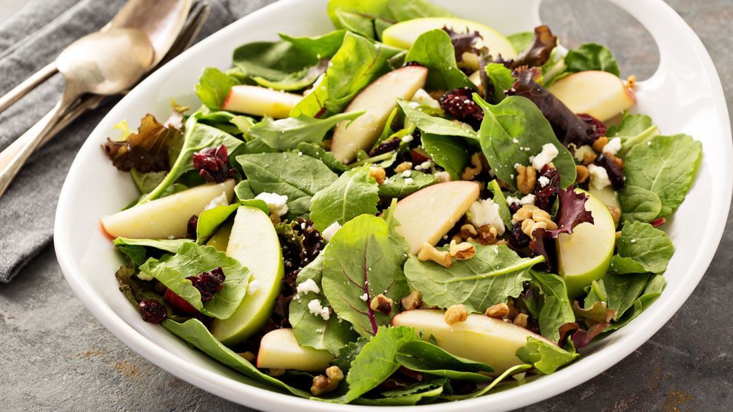 In the salad, the apple brings extra freshness with its bittersweet touch.