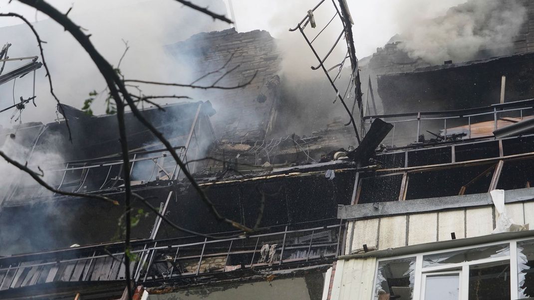 Charkiw steht in Flammen – Russland bombardiert die Ukraine schwerst.