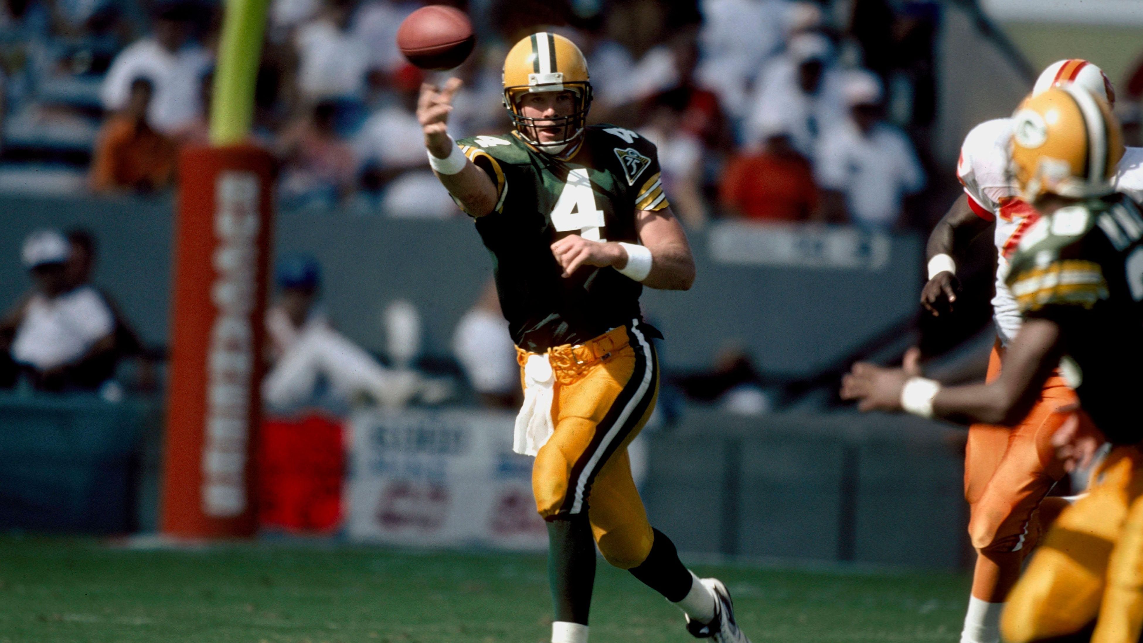 <strong>Platz 8: Brett Favre zu den Green Bay Packers (1992)</strong><br>Favres Wechsel zu den Packers markierte den Beginn seiner Karriere in der Hall of Fame. Er führte das Team zu mehreren Playoff-Teilnahmen und einem Super-Bowl-Sieg.