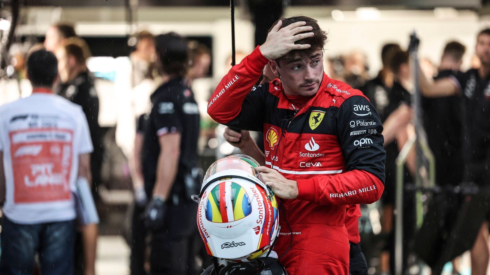 
                <strong>Bella Ciao</strong><br>
                Ferrari erst furios, dann eine Furie. Die Italiener bauen ein schnelles Auto, Charles Leclerc und Carlos Sainz sind in Topform, überrollen die Konkurrenz förmlich. Doch die Scuderia schlägt sich – natürlich - mal wieder selbst. Tradition verpflichtet, auch unter dem neuen Teamchef Frederic Vasseur. Negativ-Höhepunkt im Bella Chaos: Nach der Sommerpause in Zandvoort gehen Leclerc und Sainz leer aus – Ferrari hat die Autos in Maranello vergessen.
              