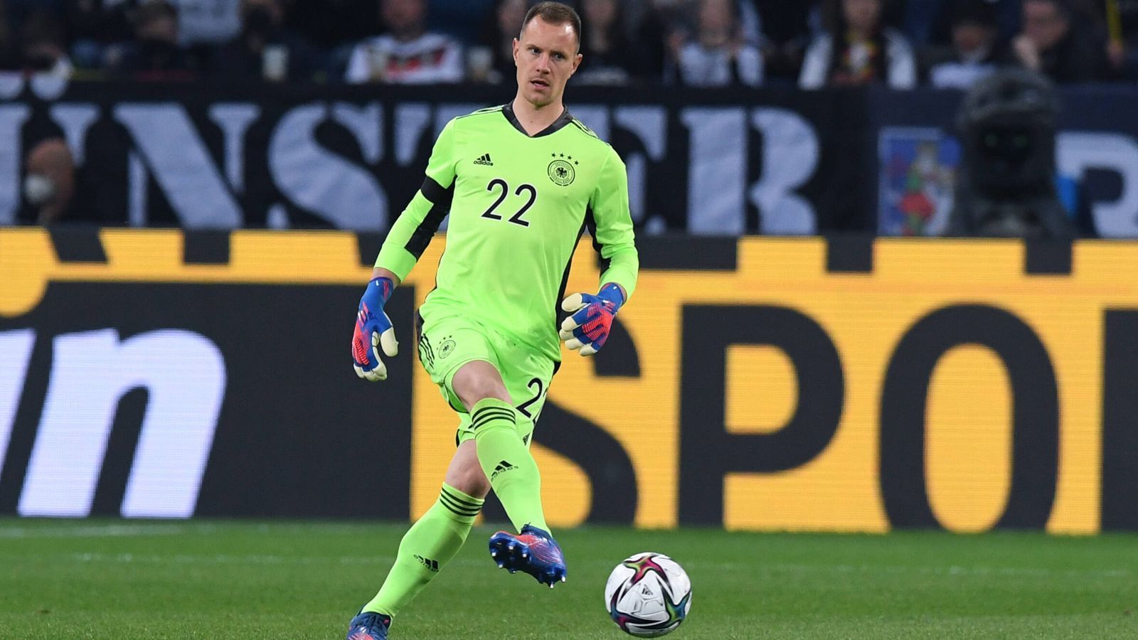 
                <strong>Nationalmannschaft</strong><br>
                Trapp: Bisher erhielt er sechs Chancen, sich in der Nationalmannschaft zu beweisen, allerdings nur in Freundschaftsspielen.Ter Stegen: 28 Mal streifte sich ter Stegen das Trikot der Nationalmannschaft als Nummer eins über. Vier Spiele davon absolvierte er im Confed Cup, acht bei WM-Qualifikationsspielen.
              