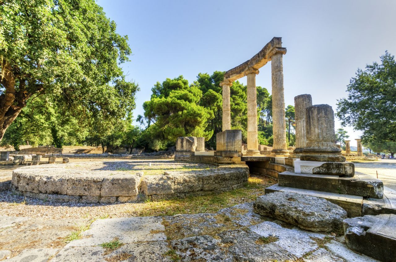 In Olympia fanden die Olympischen Spiele der Antike statt. Nach den Ausgrabungen 1961 wurde das Stadion rekonstruiert und erhielt die Gestalt, die es im 4. Jahrhundert v. Chr. hatte. Die archäologische Stätte mit ihren Tempel- und Gebäude-Resten im Nordwesten gehört zum UNESCO-Weltkulturerbe. Man kann Führungen buchen oder die Erkundung selbst in die Hand nehmen mithilfe einer Audio- oder Virtual Reality-Tour.