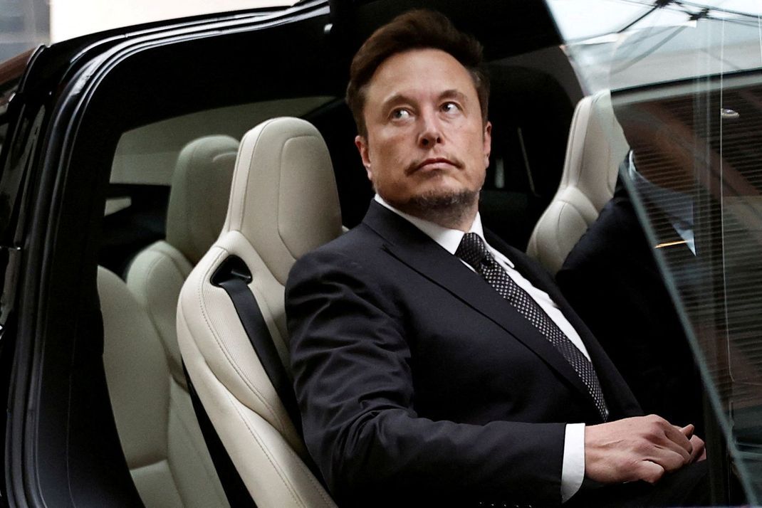 Elon Musk sitzt in einem Auto seiner Firma Tesla.