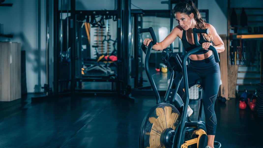 Das Airbike liegt im Trend. Wir zeigen, was das innovative Cardio-Workout kann und wie du damit Muskeln aufbauen kannst. 