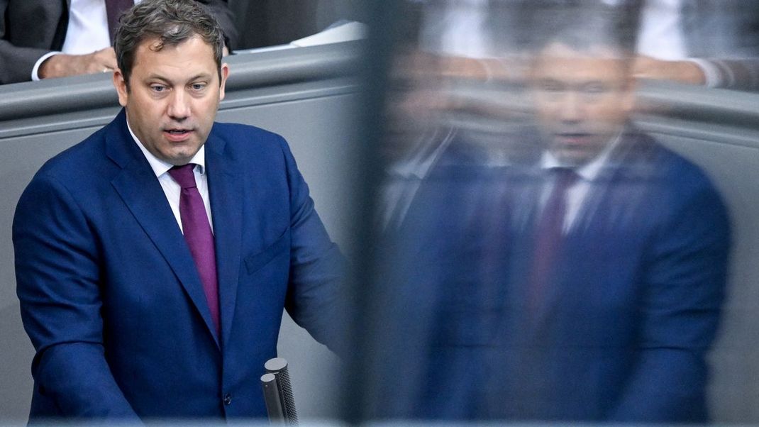 Lars Klingbeil (Bild) wirbt im Bundestag für den Haushalt 2025 – und verspricht Investitionen, die Arbeitsplätze sichern sollen.