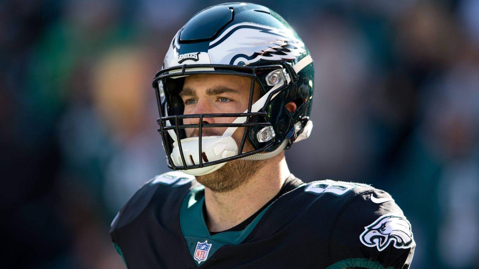 
                <strong>Week 16: Ertz mit den meisten Receptions eines Tight Ends</strong><br>
                Zach Ertz von den Philadelphia Eagles hat in der Saison 2018 seine unglaubliche Fangsicherheit unter Beweis gestellt. Im Spiel gegen die Houston Texans fing er bereits die Pässe 102 bis 113 in der laufenden Saison. Damit stellte er eine neue Bestmarke für Tight Ends auf. Den bisherigen Rekord hielt der langjährige und 2017 zurückgetretene Dallas-Cowboys-Star Jason Witten mit 110 Receptions.
              