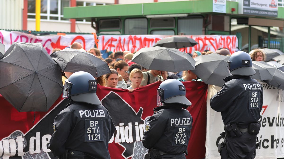 29. August 2025: Protestaktion des Bündnisses «Rheinmetall entwaffnen» vor dem Werk der Deutz AG in Köln, nachdem der Motorenbauer angkündigt hatte, seine Rüstungssparte deutlich auszuweiten.