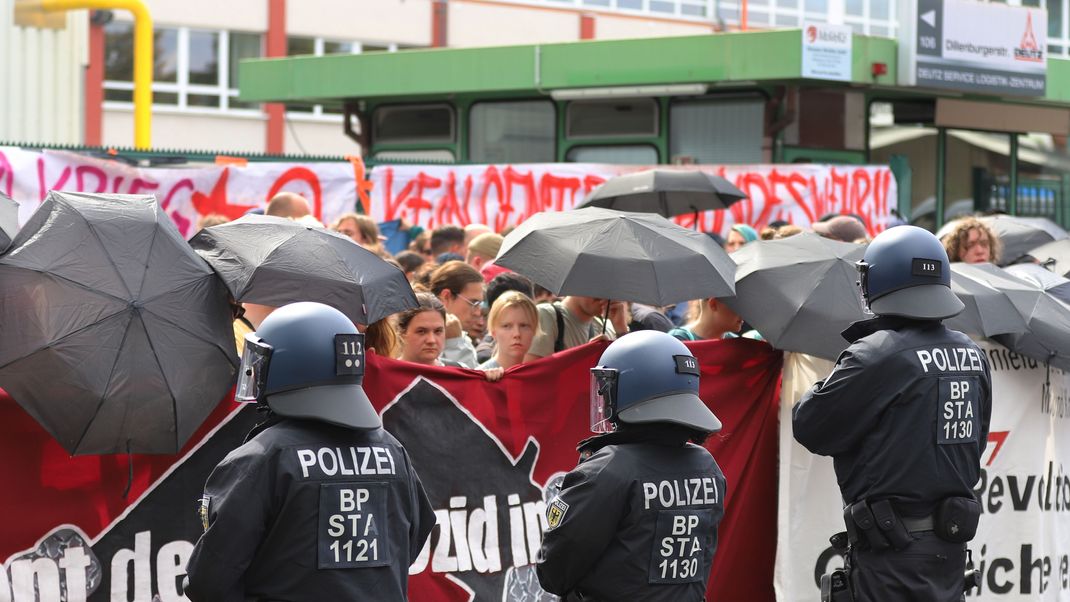 29. August 2025: Protestaktion des Bündnisses «Rheinmetall entwaffnen» vor dem Werk der Deutz AG in Köln, nachdem der Motorenbauer angkündigt hatte, seine Rüstungssparte deutlich auszuweiten.