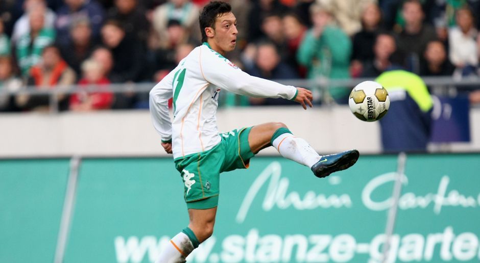 
                <strong>2008 - Mesut Özil zu Werder Bremen (5 Mio.)</strong><br>
                Bis vor kurzem war Mesut Özil noch der Rekord-Transfer des FC Arsenal (47 Millionen Euro). Bremen bekam den damals 19-Jährigen für fünf Millionen vom FC Schalke. Bei Werder wurde Özil zum Nationalspieler und zum Assist-König der Bundesliga. In zwei Spielzeiten legte er 31 Tore auf. Nachdem er mit Bremen die Champions League erreicht hatte, wechselte er 2010 für 18 Millionen zu Real Madrid.
              