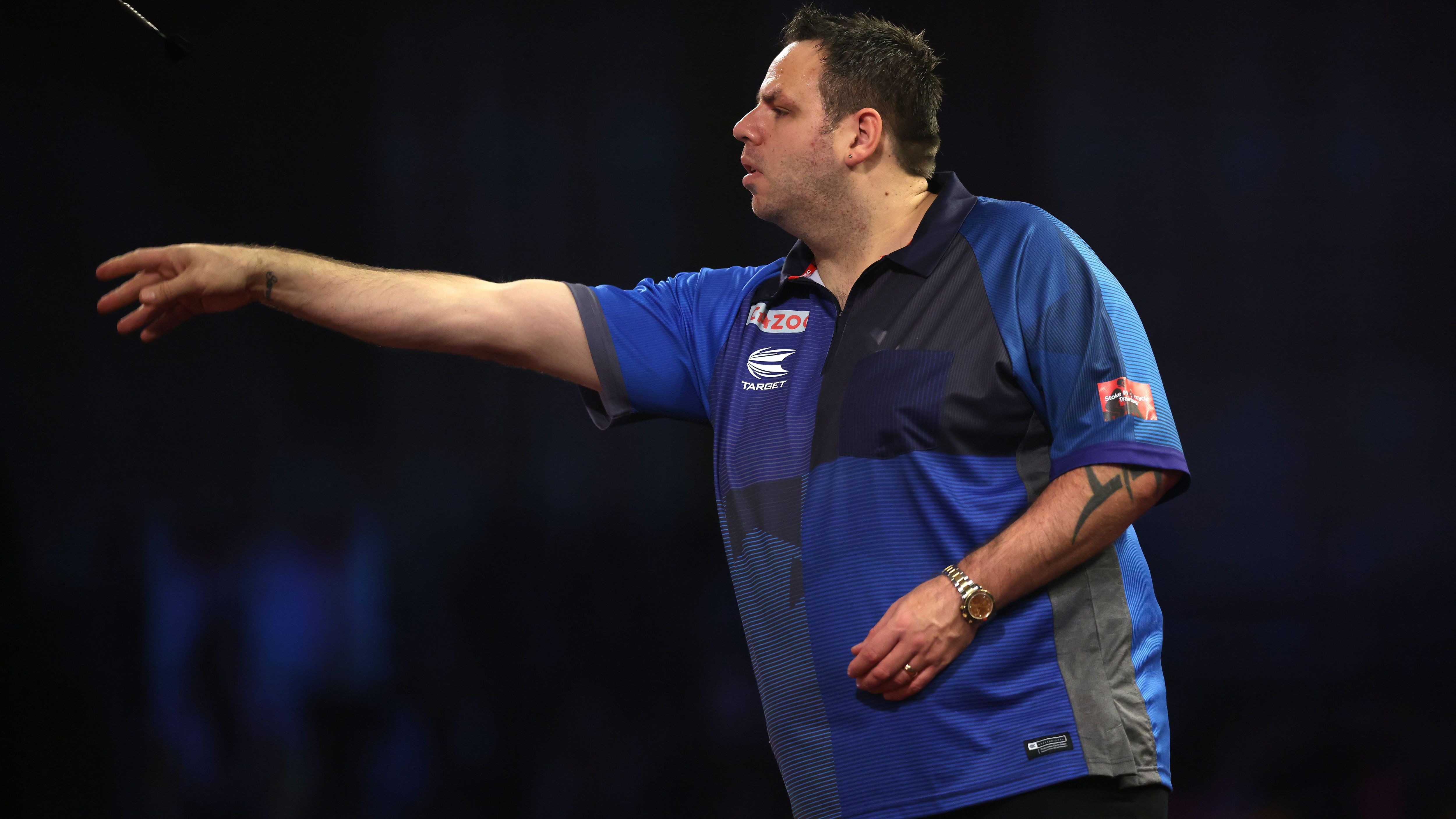 <strong>Adrian Lewis</strong><br>Adrian Lewis gewann 2011 und 2012 die Weltmeisterschaft, warf als erster Spieler im Finale einen Neun-Darter. Lewis war fast zehn Jahre lang eine feste Größe in den Top 10, ehe seine Leistungen immer weiter abflauten. Im vergangenen April 2023 kündigte er eine Auszeit an, inzwischen ist er auf kleineren Bühnen unterwegs. "Es gab keinen größeren Betrüger als ihn", kritisierte van Gerwen seinen alten Rivalen jüngst scharf.