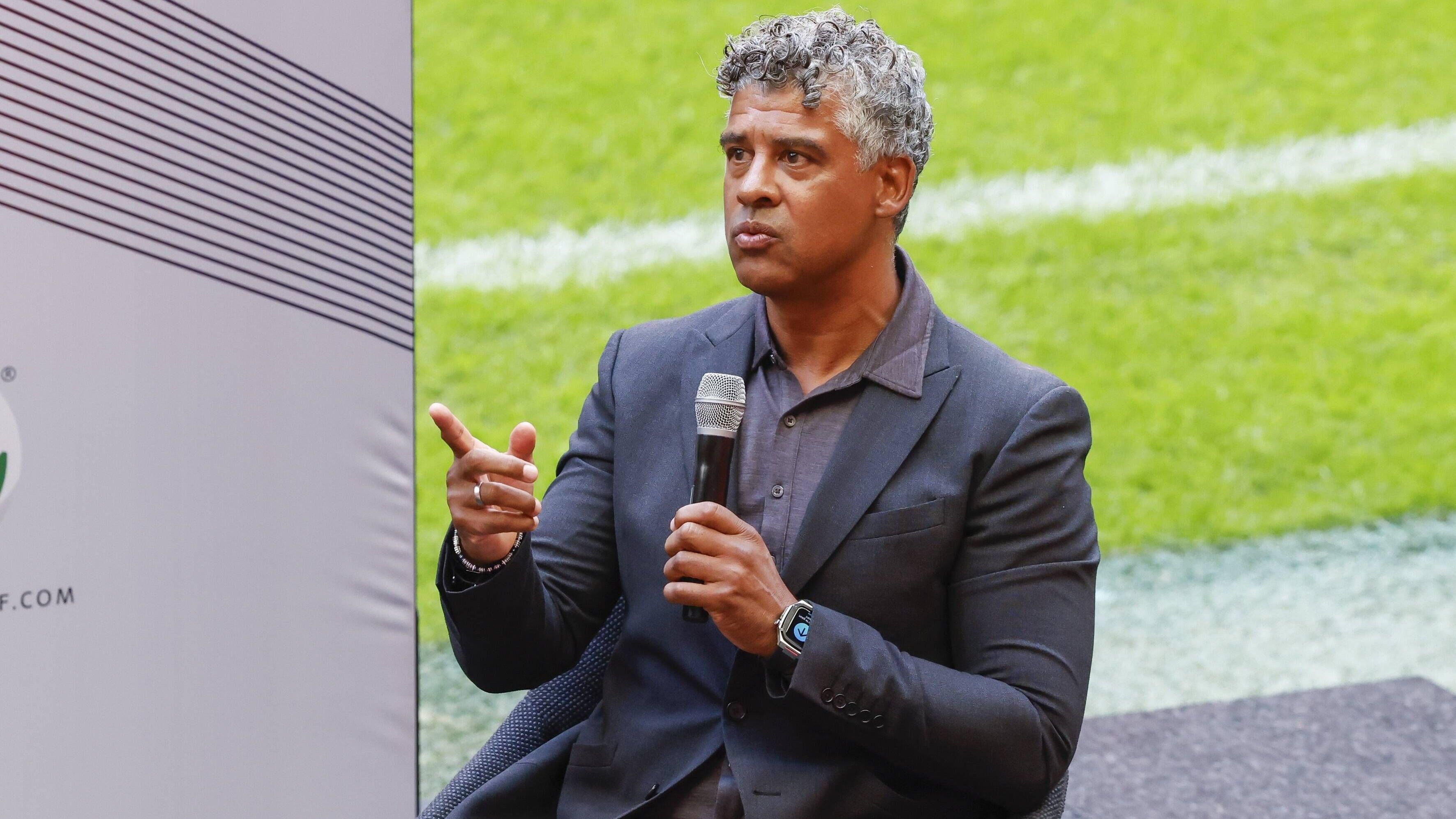 <strong>Frank Rijkaard (vereinslos)</strong><br>Ein weiterer Kandidat war wohl Frank Rijkaard. Klubpräsident Laporta soll bereits Gespräche mit ihm geführt haben. Rijkaard hatte in der Vergangenheit mit der Blaugrana Meisterschaft und Champions League gewonnen. Der Niederländer hat aber seit 2013 kein Team mehr trainiert und erklärt, "nicht die Absicht" zu haben, wieder zu coachen.