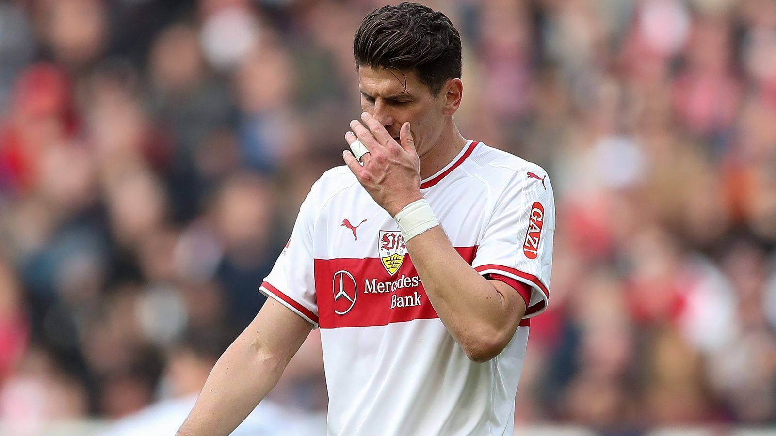 
                <strong>Mario Gomez</strong><br>
                Mit sechs Saisontoren ist Mario Gomez derzeit zwar immer noch der erfolgreichste VfB-Torschütze der laufenden Spielzeit, dennoch soll die Zukunft des 33-Jährigen bei den Schwaben nicht sicher sein. Der Vertrag des früheren Nationalspielers läuft in Stuttgart noch bis 2020. In der Vorsaison trug Gomez in der Rückrunde noch maßgeblich zum letztlich souverän geschafften Klassenerhalt unter Ex-Trainer Tayfun Korkut bei. Nun ist der Routinier schon seit fünf Bundesliga-Spielen in Folge ohne eigenen Treffer. Als möglichen Gomez-Nachvolger bringt die "Sport Bild" Heidenheim-Stürmer Robert Glatzel ins Gespräch.
              