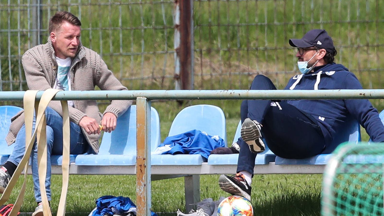 
                <strong>Sind alle Klubs spielbereit? </strong><br>
                Nein. Preußen Münster, der Hallesche FC, der 1. FC Magdeburg und Carl-Zeiss Jena dürfen bisher lediglich in Kleingruppen trainieren. Jena kündigte noch am Donnerstag an, rechtliche Schritte einzuleiten. Auch Halle sieht sich gezwungen, "diese plötzliche Entwicklung unter dem Aspekt der Chancengleichheit rechtlich prüfen zu lassen", sagte Präsident Jens Rauschenbach. Münster hat seinen Mannschaftsarzt Cornelius Müller-Rensmann trotz starker Bedenken zum Hygienebeauftragten ernannt. "Wir müssen uns leider dem Willen des DFB beugen und den Spielbetrieb wieder aufnehmen", sagte der Sportmediziner in einer Mitteilung des Vereins am Freitag: "Die Stelle als Hygienebeauftragter ist für mich mit erheblichen Risiken verbunden, doch wir mussten nun schnell eine tragfähige Lösung finden."
              