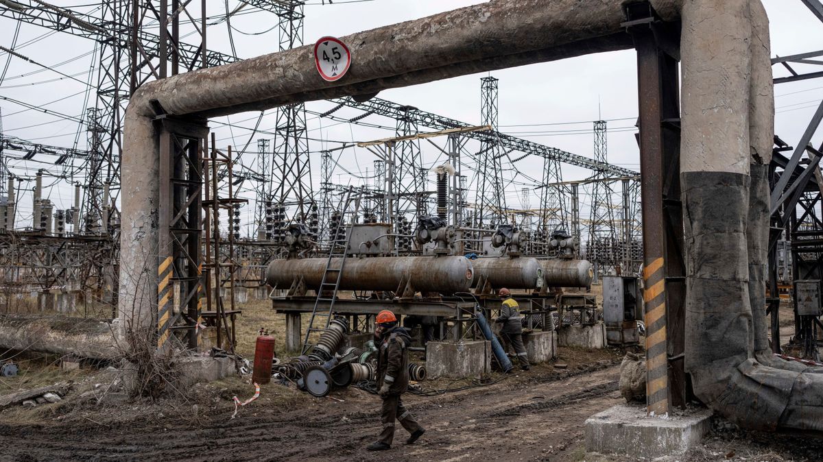 Archivaufnahme, 05.01.2023, Ukraine: Arbeiter in einem Kraftwerk versuchen, Schäden zu reparieren, die ukrainischen Angaben zufolge nach einem russischen Angriff entstanden sind. 