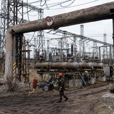 Archivaufnahme, 05.01.2023, Ukraine: Arbeiter in einem Kraftwerk versuchen, Schäden zu reparieren, die ukrainischen Angaben zufolge nach einem russischen Angriff entstanden sind. 