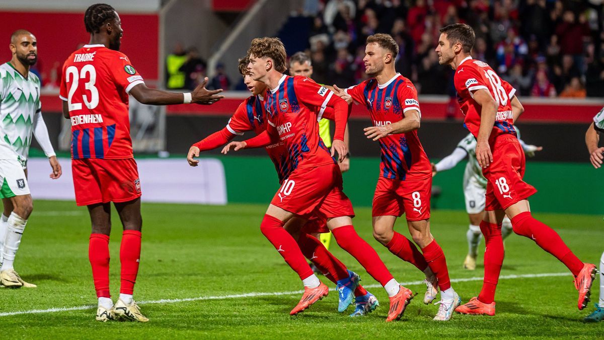 Paul Wanner (FC Heidenheim, 10) mit seinen Mannschaftskameraden nach dem Tor, GER, 1. FC Heidenheim vs. NK Olimpija Ljubljana, Fussball, UEFA Conference League, Spielzeit 2024 2025, 03.10.2024, GER...