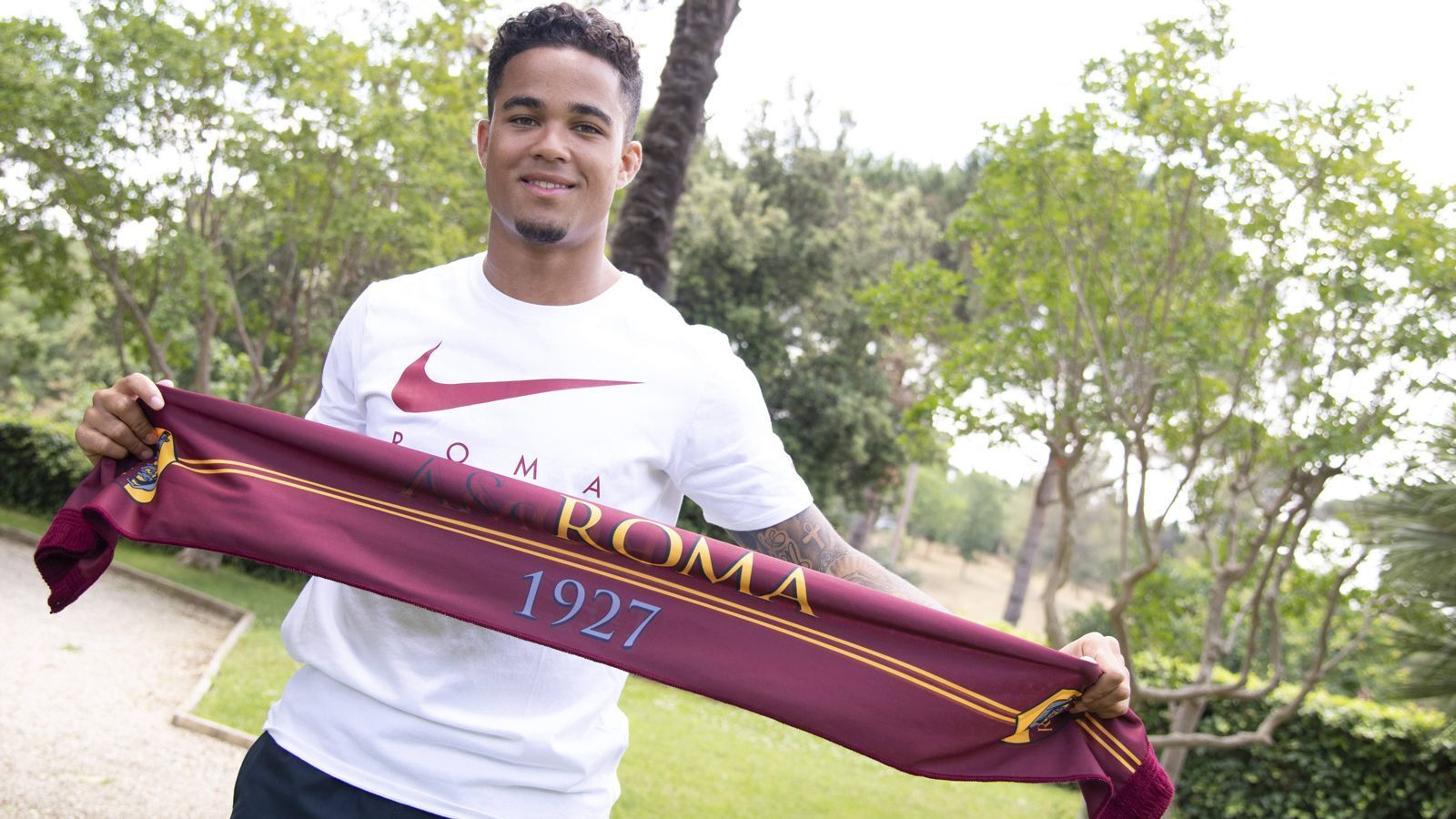 
                <strong>Justin Kluivert (Zugang AS Rom)</strong><br>
                Der italienische Topklub AS Rom hat sich das nächste Supertalent gesichert. Justin Kluivert wechselt von Ajax Amsterdam in Italiens Hauptstadt und kostet von den Römer bestätigte 17,25 Millionen Euro Ablöse. Der 19 Jahre alte Außenstürmer unterschrieb seinerseits einen Fünfjahresvertrag bis zum Sommer 2023. Für die erste Mannschaft von Ajax Amsterdam lief der Sohn der niederländischen Ikone Patrick Kluivert in 56 Pflichtspielen auf und konnte dabei 13 Treffer erzielen.
              