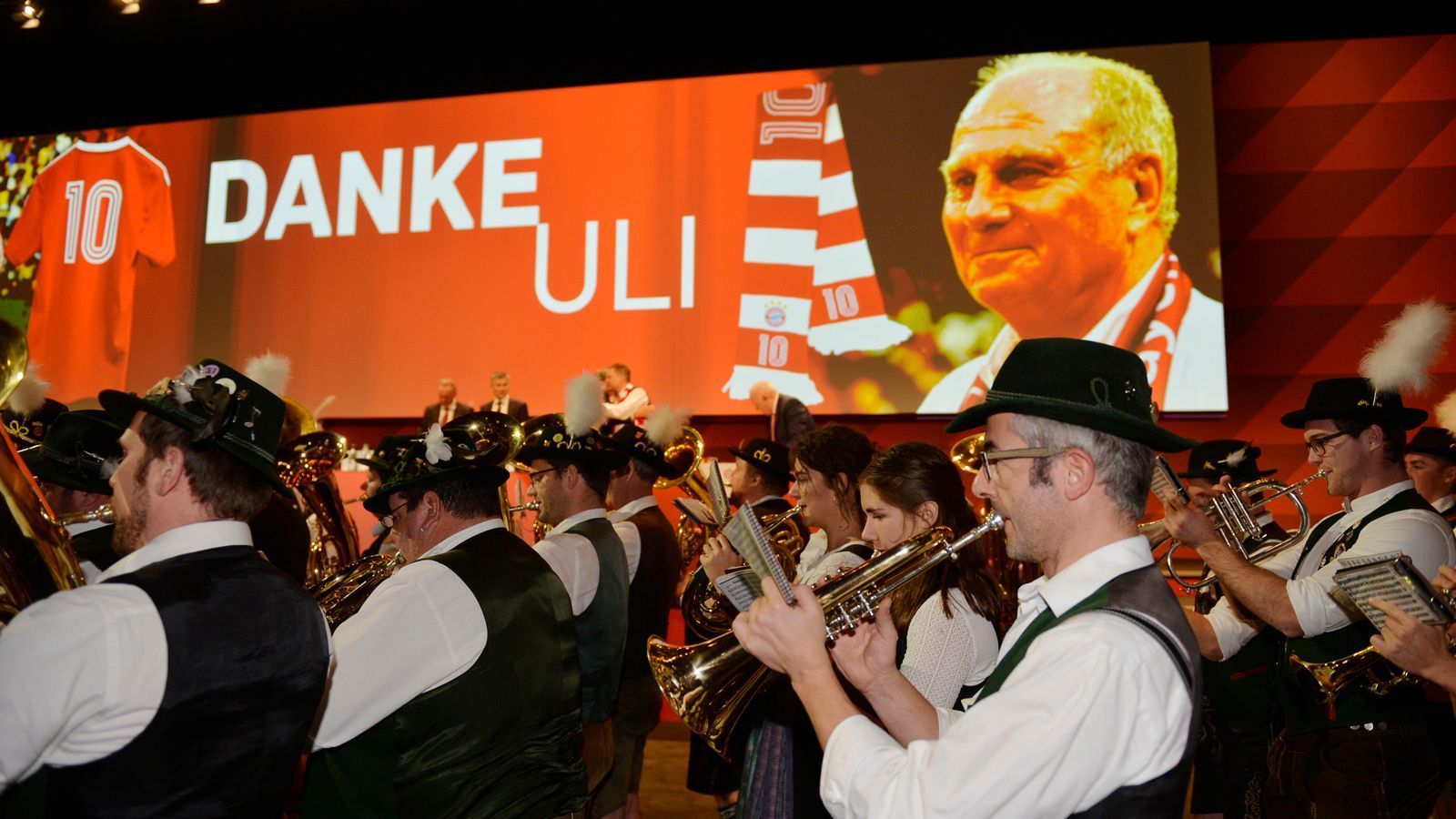 
                <strong>Hoeneß hat fertig</strong><br>
                Am 15. November 2019 verabschiedet sich Uli Hoeneß als Präsident des FC Bayern, eine Zäsur für den Klub und auch für Hoeneß nach 40 Jahren im Klub. Aus der Welt ist er natürlich nicht, auch ohne offizielles Amt wird man regelmäßig von dem 67-Jährigen hören.
              