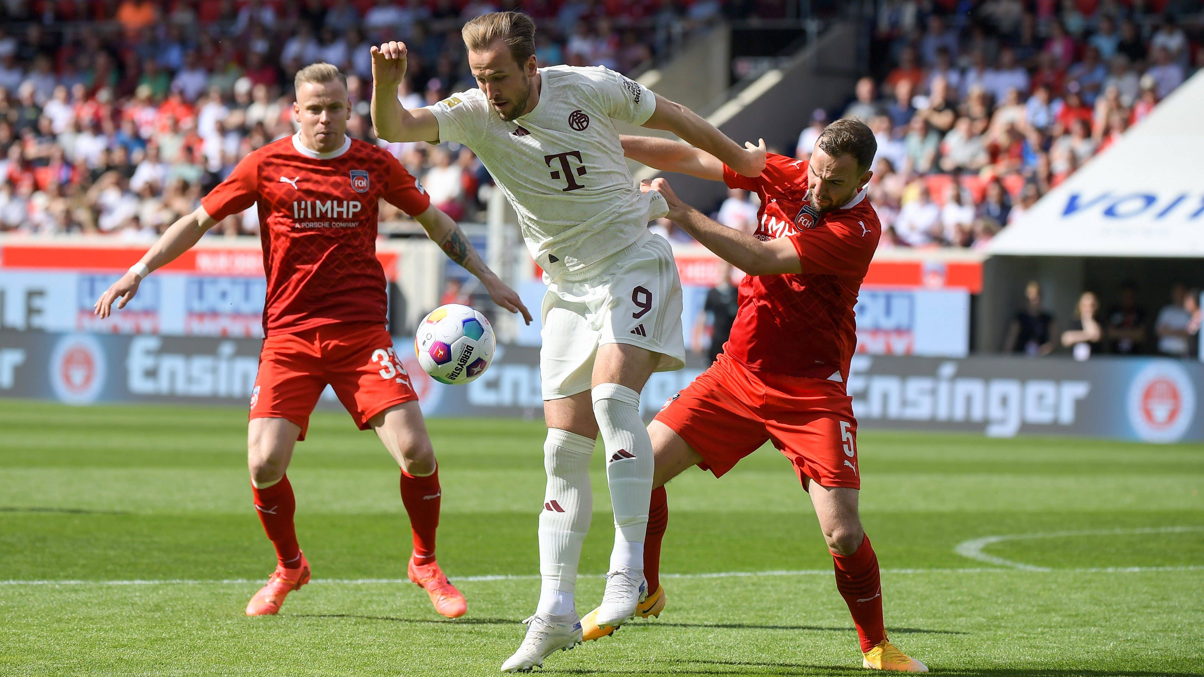 <strong>Harry Kane</strong><br>Lange Zeit ist es kein Spiel für einen Spieler wie Harry Kane. Selten bis gar nicht kommt der Ball überhaupt bis zu ihm durch. Gelingt das doch mal, hat der Engländer direkt zwei oder mehr Leute, die an ihm drankleben. Mit seiner ersten Chance macht er aber das Tor - trockener Abschluss ins linke Eck (38.). Nach dem Heidenheimer Doppelschlag mit zwei Top-Chancen, die er nicht verwerten kann. Auch danach glücklos im Abschluss, oft fehlen ein paar Zentimeter. <strong>ran-Note: 3</strong>