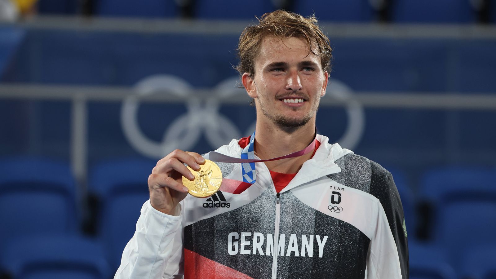 
                <strong>Zwischen Olympiagold und Frust in Down Under</strong><br>
                Vor drei Monaten hatte es Zverev noch selbst in der Hand. Nach dem überragenden Jahr 2021 mit der Goldmedaille in Tokio, dem Halbfinale in Flushing Meadows und dem zweiten Triumph bei den ATP Finals standen im Januar die Australian Open an. In Abwesenheit von Novak Djokovic hätte er mit dem Sieg in Down Under zwei Fliegen mit einer Klappe geschlagen: Der erste Triumph bei einem Grand-Slam-Turnier und der Sprung an die Weltranglistenspitze. Die Mission scheiterte aber bereits im Achtelfinale krachend.
              