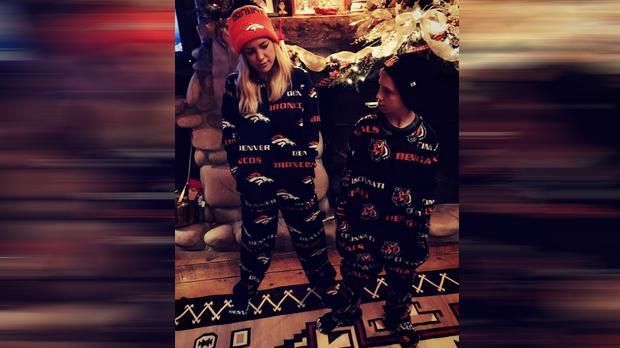 
                <strong>Kate Hudson (Denver Broncos)</strong><br>
                Die Schauspielerin Kate Hudson (li.) ist stolzer Broncos-Fan. Den Sohnemann konnte die 36-Jährige von ihren Team allerdings noch nicht überzeugen - der ist Anhänger der Cincinnati Bengals.
              