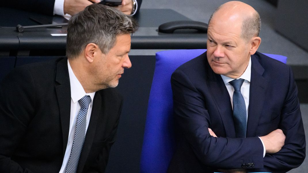 Robert Habeck (l, Bündnis 90/Die Grünen), Bundesminister für Wirtschaft und Klimaschutz, und Bundeskanzler Olaf Scholz (SPD).