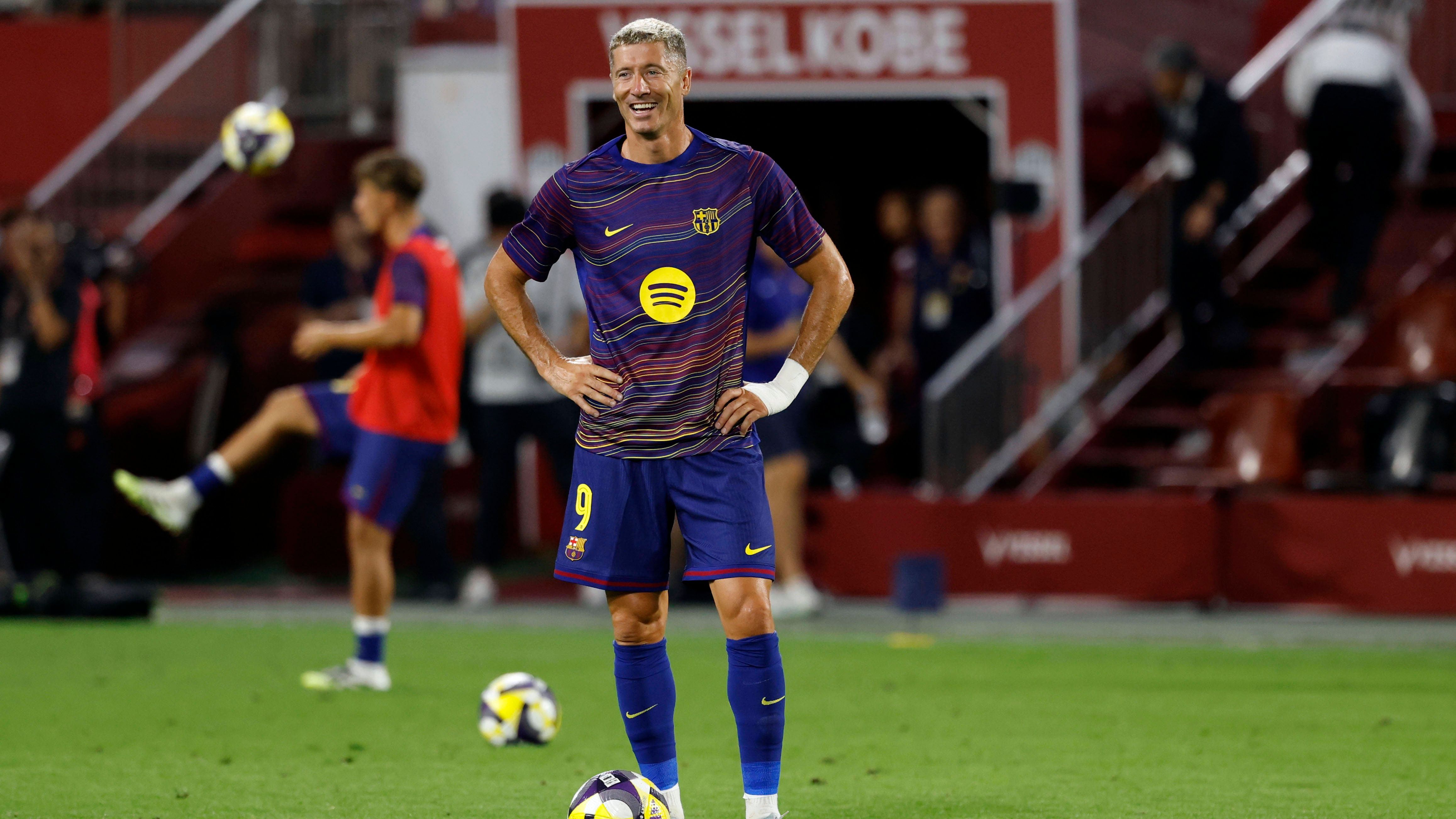 <em><strong>Robert Lewandowski (FC Barcelona)</strong><br>Der Vertrag von Robert Lewandowski läuft im kommenden Jahr aus. Dieser Umstand lockt zahlreiche Vereine an. Laut der "Mundo Deportivo" bemühen sich mehrere Klubs aus Saudi-Arabien um den Stürmer. Demnach soll ein Teil der Interessenten bereits bei dem Umfeld des Polen vorgefühlt haben. Zuletzt zeigte sich Lewandowski aber gewillt, in Barcelona zu bleiben. Auch der spanische Meister will ihn nicht zwingend abgeben - bei einem Mega-Angebot wäre man aber wohl bereit, Gespräche zu führen.</em>