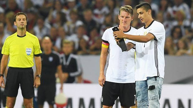 
                <strong>Schweinsteigers emotionaler DFB-Abschied</strong><br>
                Auch ein Flitzer lässt sich die letzte Gelegenheit, ein Selfie mit Schweinsteiger zu schießen, nicht entgehen. Denn wenig später ist Schluss.
              