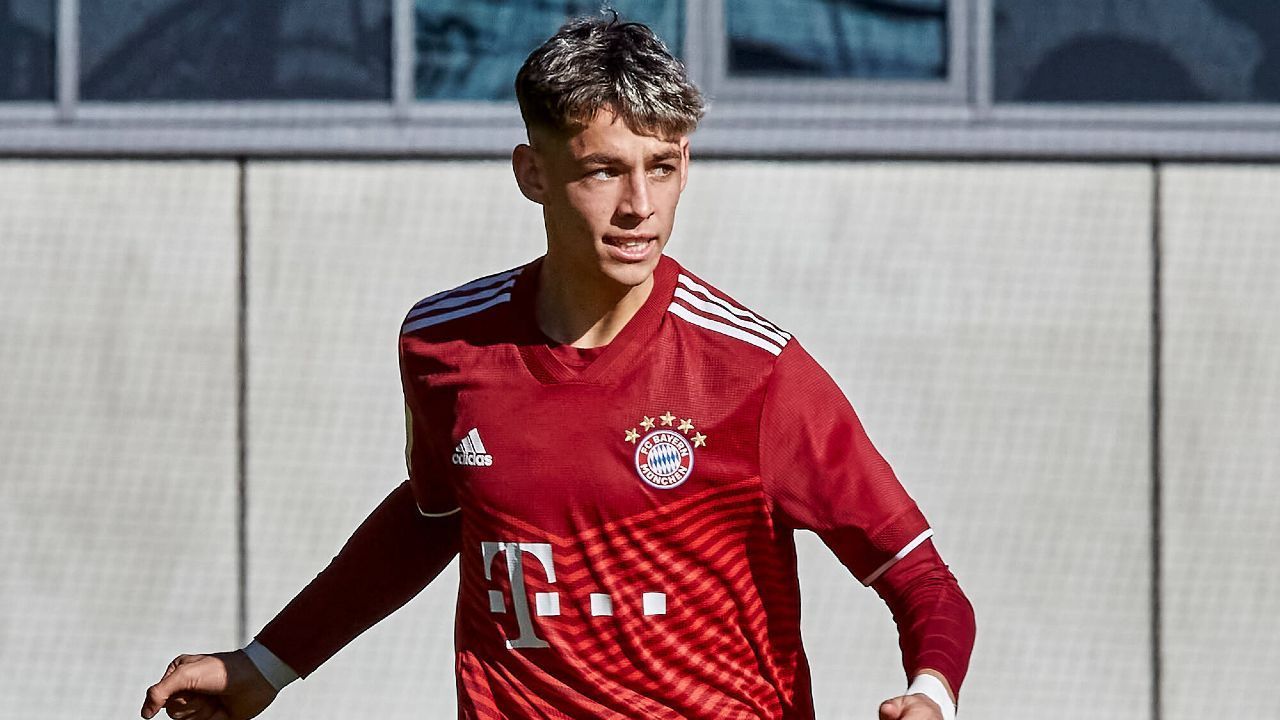 
                <strong>Nick Salihamidzic (Vancouver Whitecaps)</strong><br>
                Der 19-Jährige Sohn von Sportvorstand Hasan Salihamidzic ist derzeit an die zweite Mannschaft der Vancouver Whitecaps ausgeliehen. Dort soll er in der Nachwuchsliga MLS Next Pro an sein "höchstes Potenzial" herangeführt werden, wie es der deutsche Whitecaps-Sportdirektor Axel Schuster ausdrückte. In neun Spielen kam der Teenager bisher auf fünf Einsätze. Seit seiner Ankunft kriselt es aber bei den Kanadiern: Denn es hagelte gleich sieben Niederlagen aus den besagten neun Partien. Salihamidzics Leiheende ist während der Saison 2023/2024 zum 31.12.2023, danach hat er noch einen Vertrag beim FC Bayern bis 2025.
              