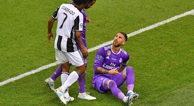 
                <strong>Juan Cuadrado vs. Sergio Ramos</strong><br>
                In den Fernsehbildern ist nur zu sehen, wie Cuadrado Ramos beim Ballholen minimal berührt, ihn etwas zur Seite schiebt. Sicher nicht genug, um umzufallen. Ob es auch unten einen Kontakt gibt, ist nicht zu sehen. Ramos wälzt sich am Boden, als wäre er übel getroffen worden.
              