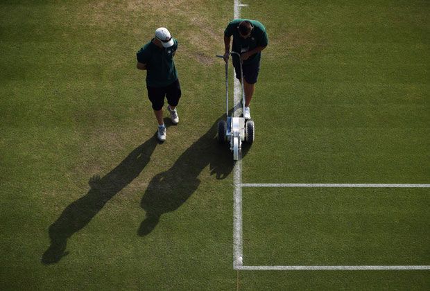 
                <strong>Wimbledon - die schönsten Bilder aus dem All England Club</strong><br>
                Im Wimbledon muss alles seine Ordnung haben. Und so werden natürlich auch regelmäßig die Linien auf dem heiligen Rasen neu gezogen.
              