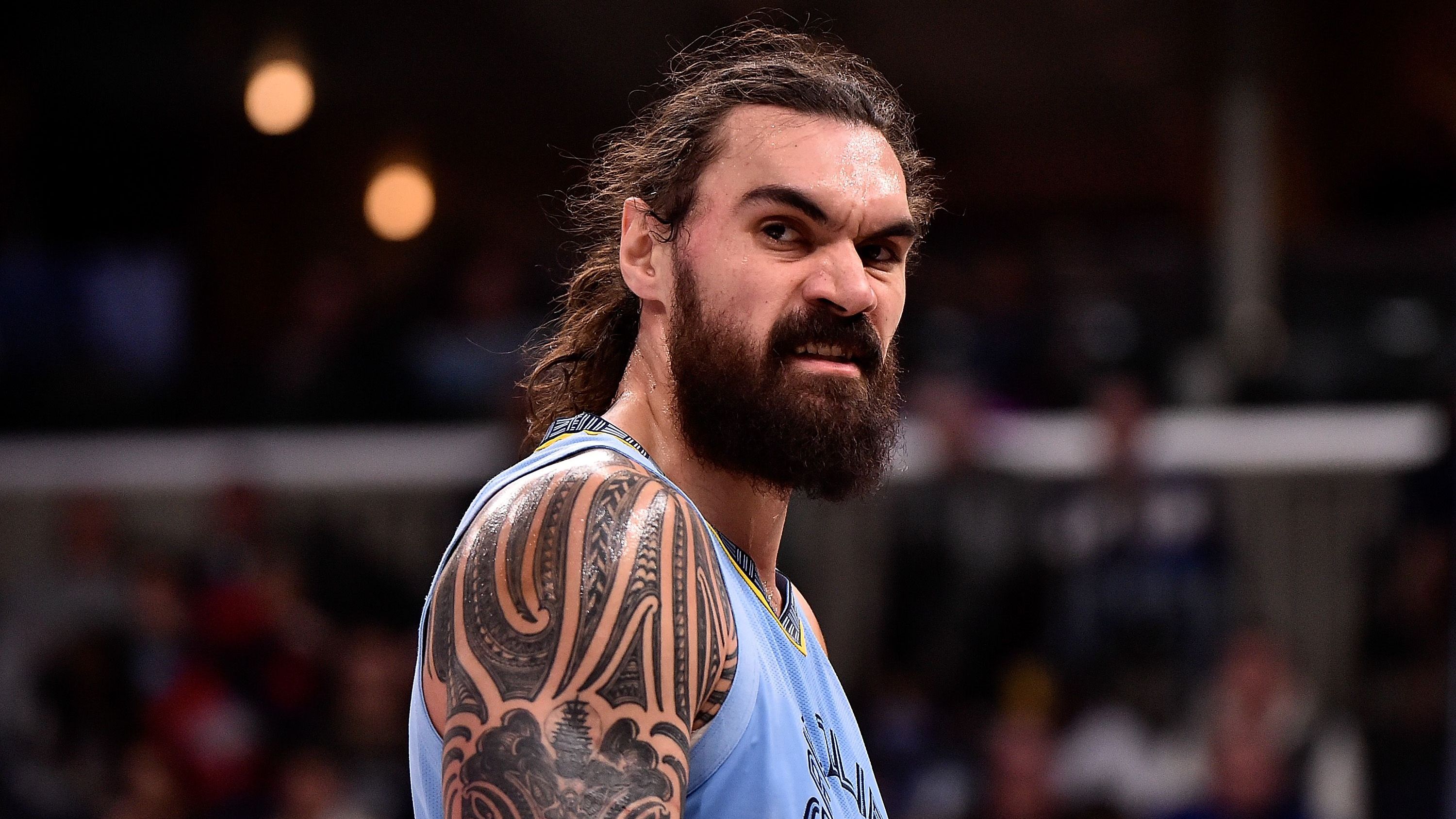 <strong>Steven Adams (Houston Rockets)</strong><br>Obwohl er in der laufenden Spielzeit noch kein Spiel bestritten hat, wurde Steven Adams gegen einen weiteren Langzeitverletzen getradet. Im Gegenzug erhalten die Memphis Grizzlies Victor Oladipo und drei Zweitrunden-Picks von den Houston Rockets. Mit Adams holen sich die Rockets einen weiteren Veteranen ins Team, der den jungen Spielern unter die Arme greifen soll.