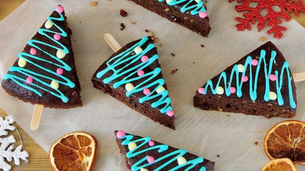 Cakes decorated as Christmas trees on sticks