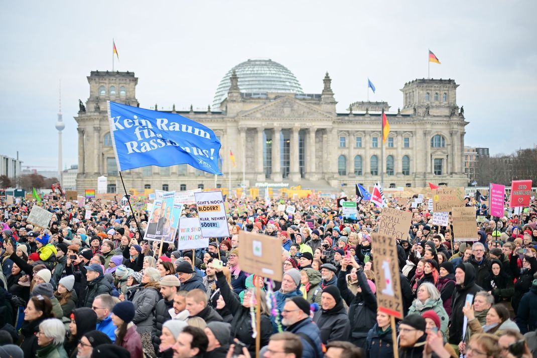 Teilnehmer stehen während einer Demonstration unter dem Motto "Aufstand der Anständigen - Demo für die Brandmauer" vor dem Reichstag.