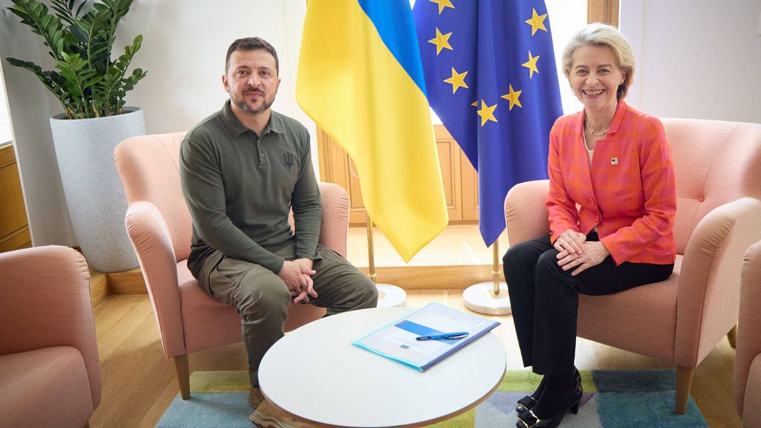 Der ukrainische Präsident Wolodymyr Selenskyj gemeinsam mit EU-Kommissionspräsident Ursula von der Leyen im Juni.