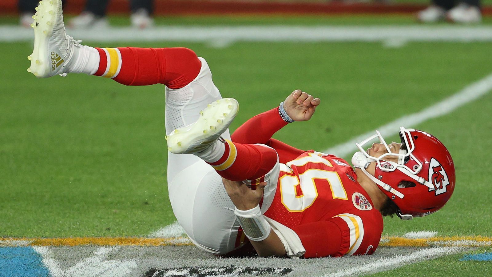 
                <strong>Das sind die Mahomes-Beschützer</strong><br>
                Es war einer der Tiefpunkte in der jungen Karriere des Patrick Mahomes: Im Super Bowl 55 gegen die Tampa Bay Buccaneers sah die Offensive Line der Kansas City Chiefs kein Land, Mahomes wurde regelmäßig zu Boden gebracht. Die Chiefs haben aus ihrem Fehler in der Kaderplanung gelernt und die O-Line für die neue Saison rundum erneuert. Im Auftaktspiel gegen die Cleveland Browns (am Sonntag ab 22:25 Uhr live auf ProSieben und auf ran.de) wird es ernst, dann wird deutlich werden, wie die neue Line funktioniert. ran stellt die größtenteils neuen Mahomes-Beschützer vor.
              