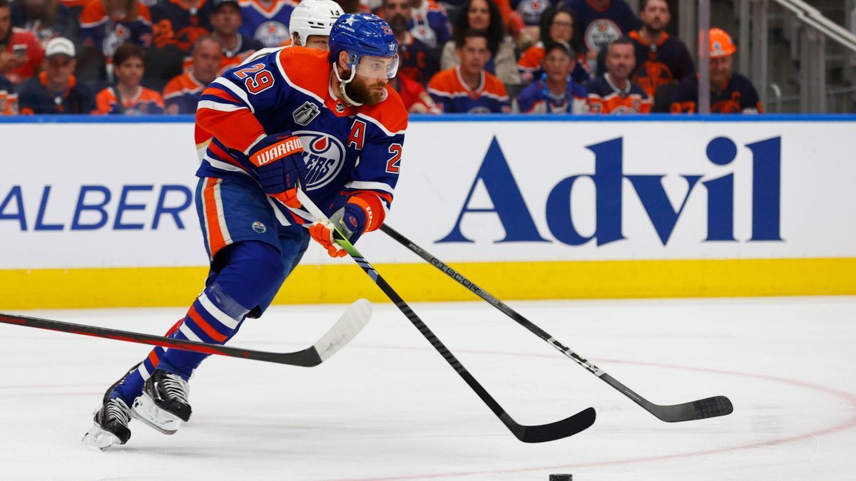 NHL, Eishockey Herren, USA Stanley Cup Final-Florida Panthers at Edmonton Oilers Jun 13, 2024; Edmonton, Alberta, CAN; Edmonton Oilers center Leon Draisaitl (29) skates with the puck in the first p...
