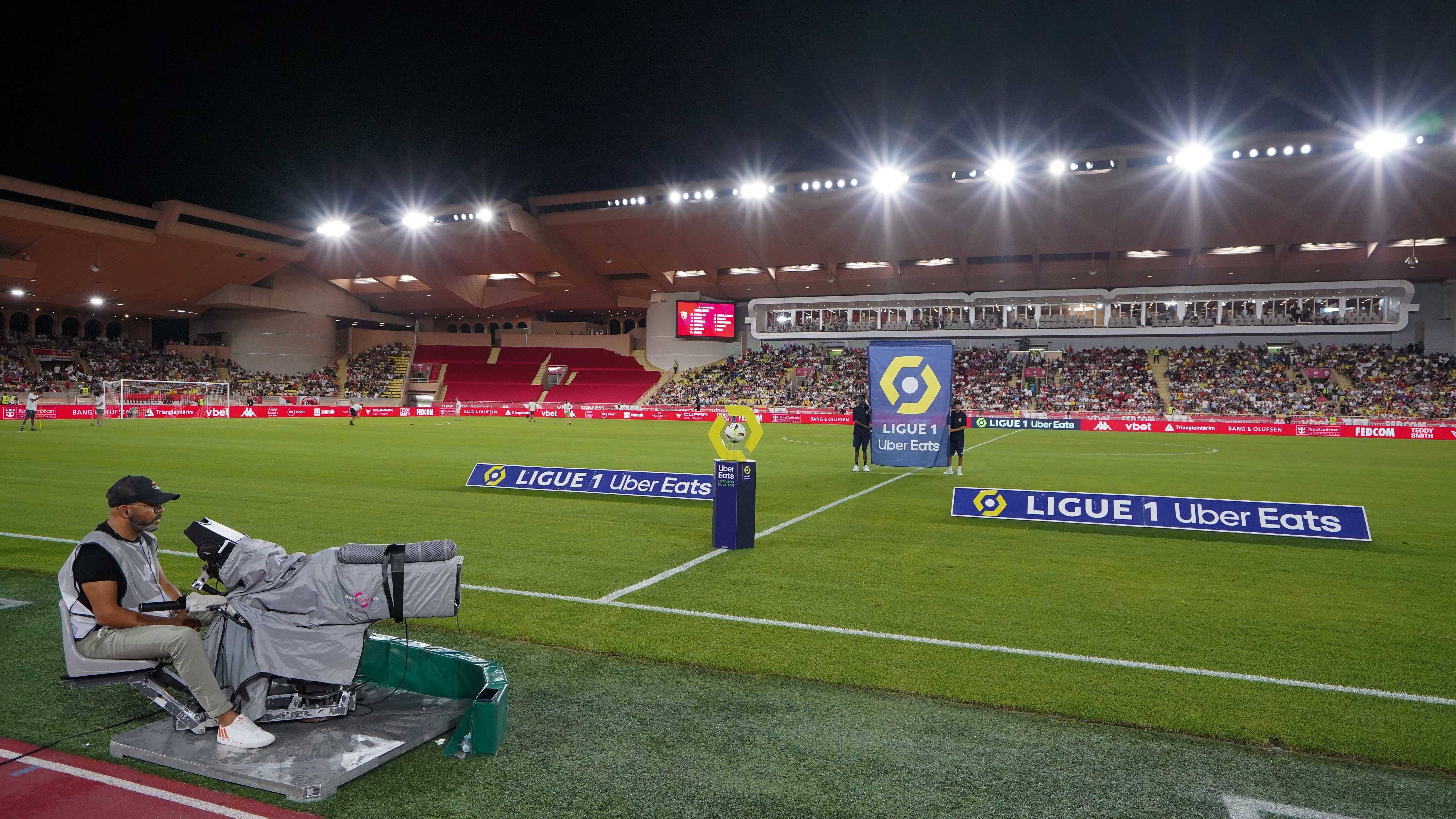 <strong>Ligue 1 nicht im TV?</strong><br>...Im Detail handelt es sich um die Rechteperiode von 2024 bis 2029. Es wurden wohl fünf Pakete angeboten, darunter die beiden Hauptpakete für die Rechte zur Live-Übertragung von Spielen. Ein Paket hatte einen Wert von rund 530 Millionen Euro und umfasste die beiden größten Spiele der Spielwoche sowie das Spiel der vierten Wahl. Das zweite Paket war wohl rund 270 Millionen Euro wert.