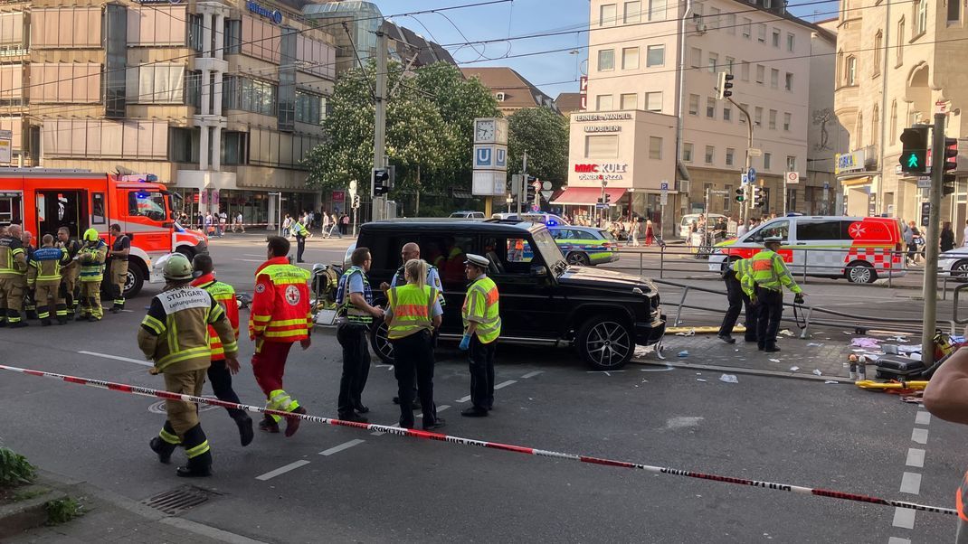 In der Stuttgarter Innenstadt ist nach Polizeiangaben ein Auto in eine Personengruppe gefahren. Bisher gebe es drei Verletzte. Der Fahrer sei festgenommen, sagte eine Polizeisprecherin.