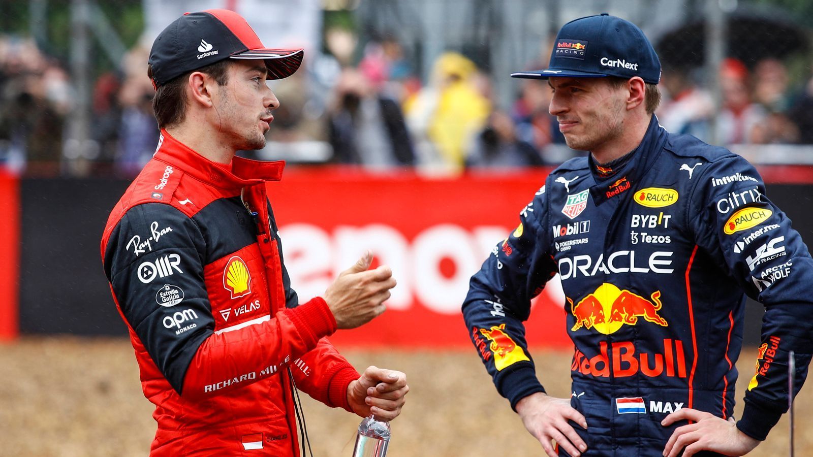 
                <strong>Ein anderes Niveau</strong><br>
                Der aktuelle Kampf von Titelverteidiger Max Verstappen mit Charles Leclerc sei auf einem anderen Niveau als der mit (Lewis) Hamilton, so Marko: "Sie sind aus der gleichen Generation und kennen sich aus ihrer Zeit im Kart." Und: "Ein Duell mit Ferrari ist auch emotional anders als ein Duell mit Mercedes. Wir haben einen ähnlichen Ansatz. Wir sind beide leidenschaftliche Kämpfer."
              