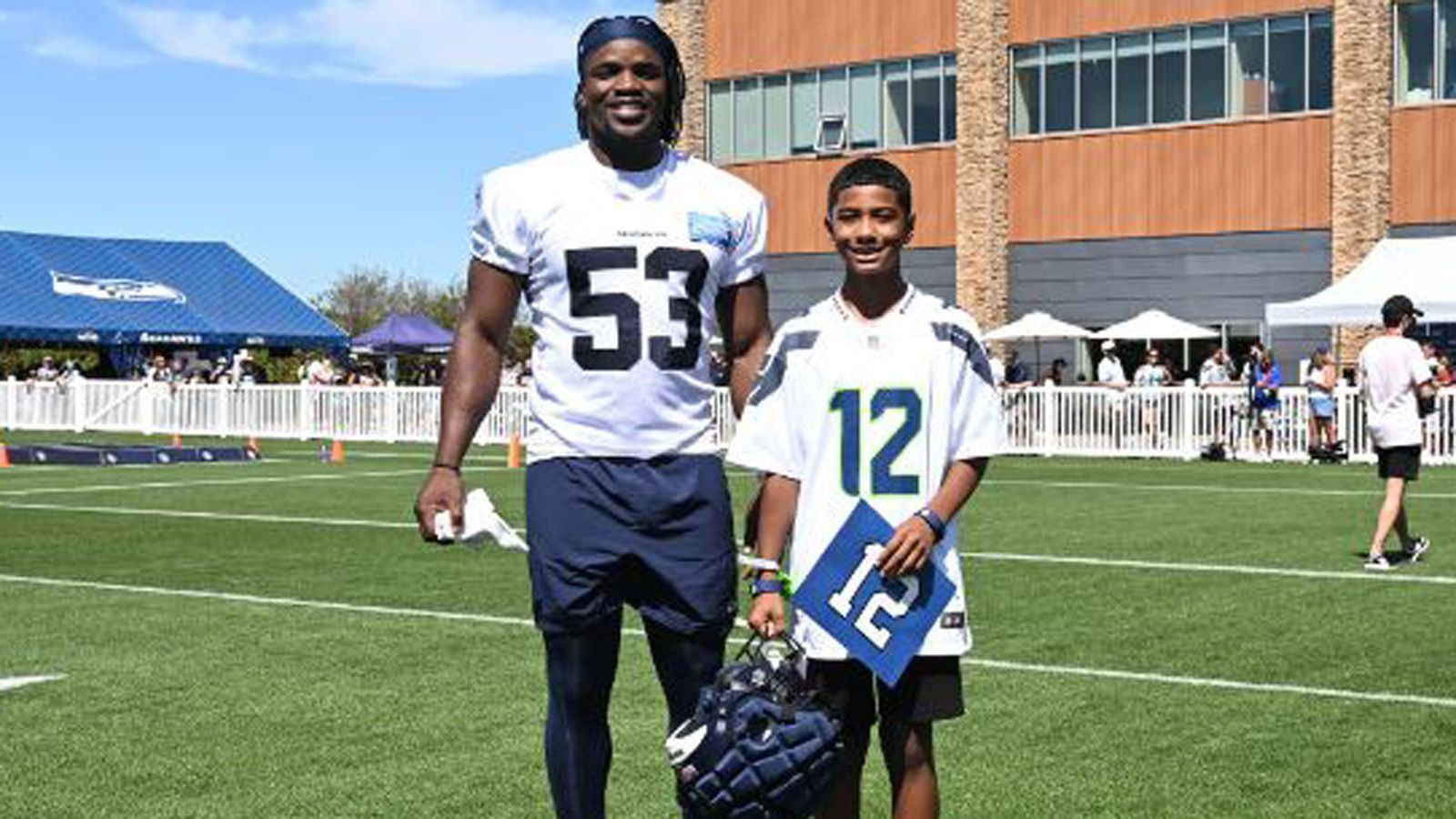 
                <strong>Seattle Seahawks: Youth-Football-Spieler</strong><br>
                Die Seattle Seahawks lassen die übernächste Generation die nächste Generation auswählen. Sechs High-School-Kinder aus North Kansas City, Leavenworth, Lee's Summit West, Park Hill, Center und Bishop Miege High Schools werden beim Draft auf der Bühne stehen, um die Auswahl der Seahawks für die erste Runde bekanntzugeben. Außerdem erhalten sieben Nachwuchssportler die Möglichkeit, mit den NFL-Prospects zu interagieren und ein wenig hinter die Kulissen des Draft-Prozesses zu blicken - und vielleicht den nächsten Seahawks-Star am ersten Tag kennenzulernen. 
              