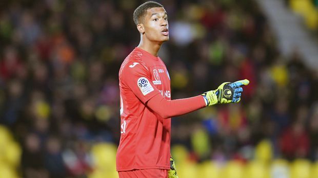 
                <strong>Tor - Alban Lafont (FC Toulouse)</strong><br>
                Vor ziemlich genau zwei Jahren begann der Stern von Torwart-Talent Alban Lafont aufzugehen. Mit 16 Jahre, zehn Monaten und fünf Tagen durfte das Eigengewächs des Klubs im November 2015 in der Ligue 1 debütieren und schrieb somit Geschichte. Bis heute ist der 1,93-Meter-Hüne der jüngste Schlussmann in Frankreichs oberster Spielklasse. Seit seinem Debüt blieb er die Nummer 1 in Toulouse, durchlief parallel sämtliche Nachwuchs-Nationalmannschaften Frankreichs. Aufgrund seiner Wurzeln könnte Lafont später aber auch noch für Burkina Faso spielen, in dessen Hauptstadt Ouagadougou er einst geboren wurde.
              