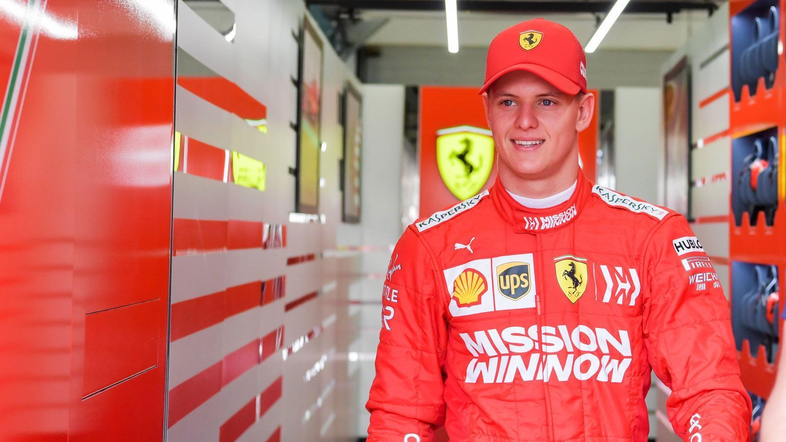 
                <strong>Mick Schumachers F1-Test im Ferrari</strong><br>
                Es war der Moment, auf den die Motorsportwelt gewartet hat: Mick Schumacher, Sohn des siebenfachen Formel-1-Weltmeisters Michael Schumacher, drehte am 02. April seine ersten F1-Runden im Ferrari. Elf Jahre nachdem sein Vater letztmals im roten Rennwagen Platz genommen hatte, stieg nun der 20-Jährige für seine Premieren-Fahrt ins Auto. ran.de zeigt den historischen Tag des Youngsters in Bildern.
              