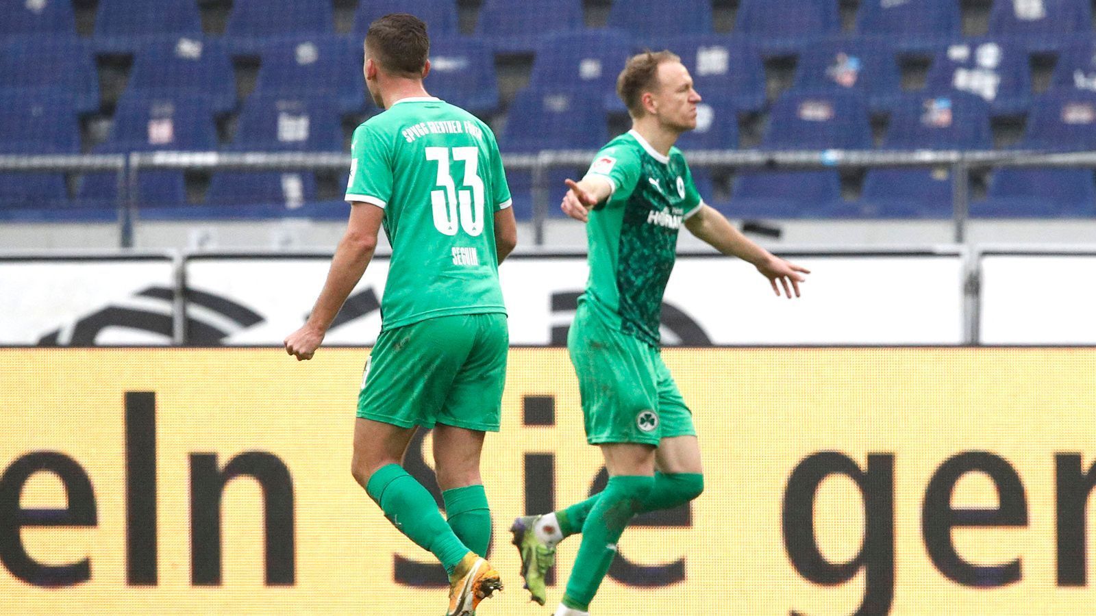 
                <strong>Platz 3: Greuther Fürth (43 Punkte)</strong><br>
                Die Franken haben drei der vergangenen fünf Partien für sich entscheiden können, dazu zwei Remis. Nun kommt es zum Duell mit Tabellenführer Bochum, den die Fürther mit einem Sieg überflügeln, andernfalls bei einer Pleite aber auch bis zu fünf Punkte Rückstand auf Platz eins haben könnten. Vorteil der Fürther ist allerdings die Gelassenheit im Klub - niemand erwartet zwingend den Aufstieg. 
              