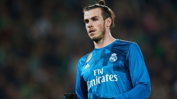 
                <strong>Gareth Bale (Real Madrid)</strong><br>
                Dass der Waliser Gareth Bale seinen Vertrag bei Real Madrid bis 2022 erfüllt, gilt allgemein als unwahrscheinlich. Der 28 Jahre alte Flügelspieler, einst teuerster Profi der Welt, wird immer wieder von Verletzungen zurückgeworfen und so wundern die Gerüchte nicht, wonach Real den Nationalspieler möglicherweise schon im Sommer 2018 loswerden wolle. Als möglicher Abnehmer wurde zuletzt immer wieder Manchester United genannt, doch vor wenigen Tagen kam in der englischen Zeitung "Express" das Gerücht auf, wonach Bale Teil eines Tauschgeschäfts zwischen den Madrilenen und Chelsea werden könnte ...
              