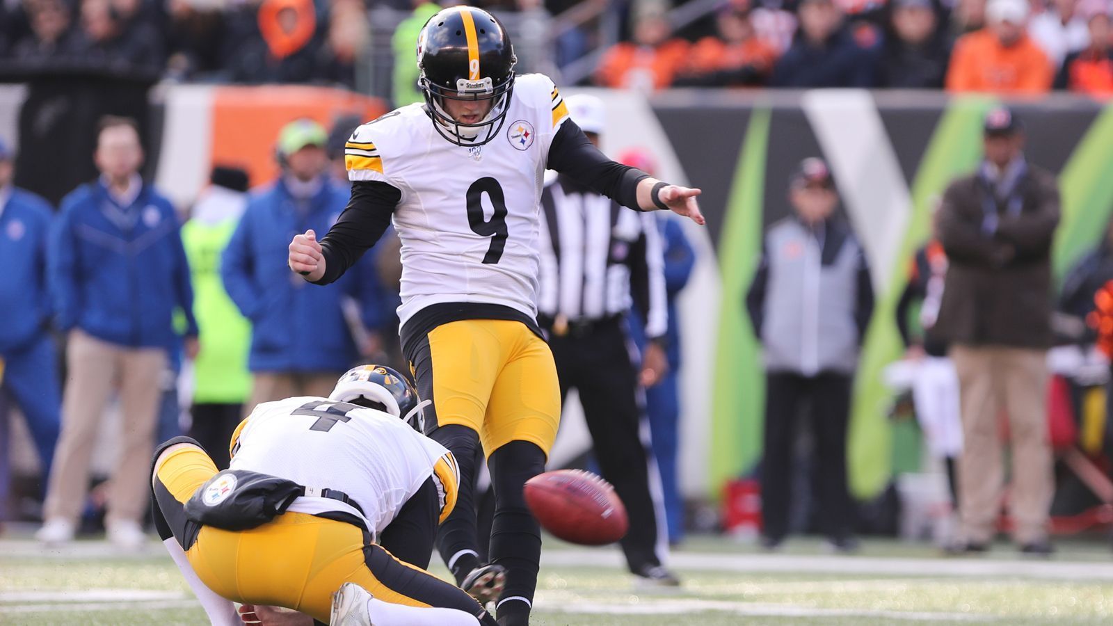 
                <strong>Special Teams und Kicker: Pittsburgh Steelers</strong><br>
                Die Steelers um Backup-Quarterback Devlin Hodges haben sich zwar in den vergangenen Wochen gefangen, treffen am 15. Spieltag allerdings auf die starke Defense der Buffalo Bills. Es ist also gut möglich, dass Kicker Chris Boswell mehr Field Goals als Extrapunkte schießen wird. Die gute Nachricht: Auf Boswell war bislang Verlass. So verwandelte er 26 seiner 28 Versuche und traf nebenbei auch noch jeden seiner 25 PATs. 
              