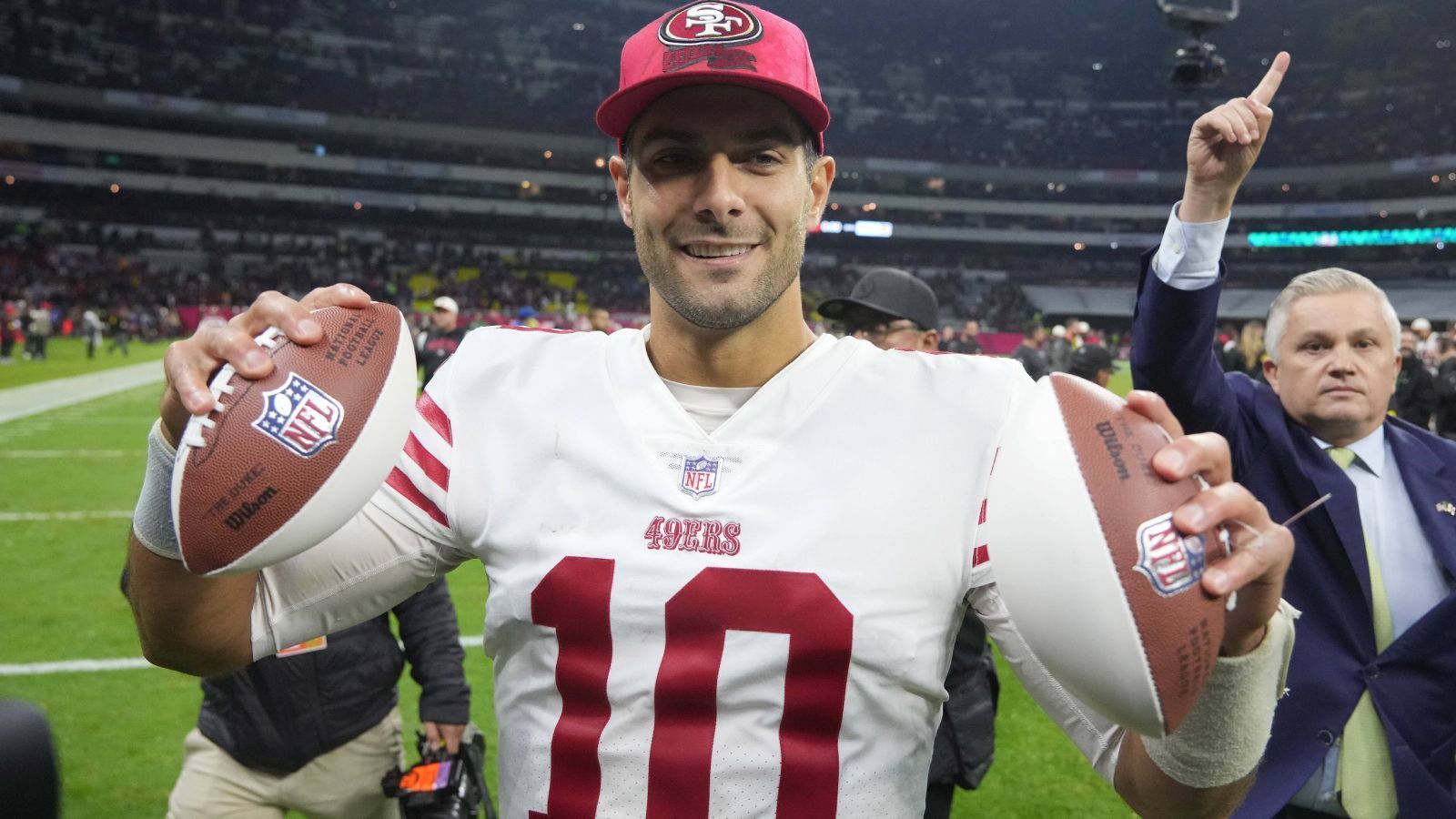 
                <strong>Gewinner: Jimmy Garoppolo (San Francisco 49ers)</strong><br>
                Was wurde Jimmy Garoppolo in dieser Saison nicht schon von allen Seiten kritisiert. Zurecht, wohlgemerkt, denkt man nur an den Safety gegen die Denver Broncos, bei dem er aus der Endzone stieg und dem Gegner so siegbringende zwei Punkte bescherte. Mittlerweile hat sich Garoppolo jedoch rehabilitiert, gegen die Arizona Cardinals in Mexiko zeigte er seine beste Saisonleistung. 22/29 angekommene Pässe, 228 Yards, vier Touchdowns, 132er Rating, das kann sich sehen lassen und lässt seine Kritiker vorerst verstummen.
              