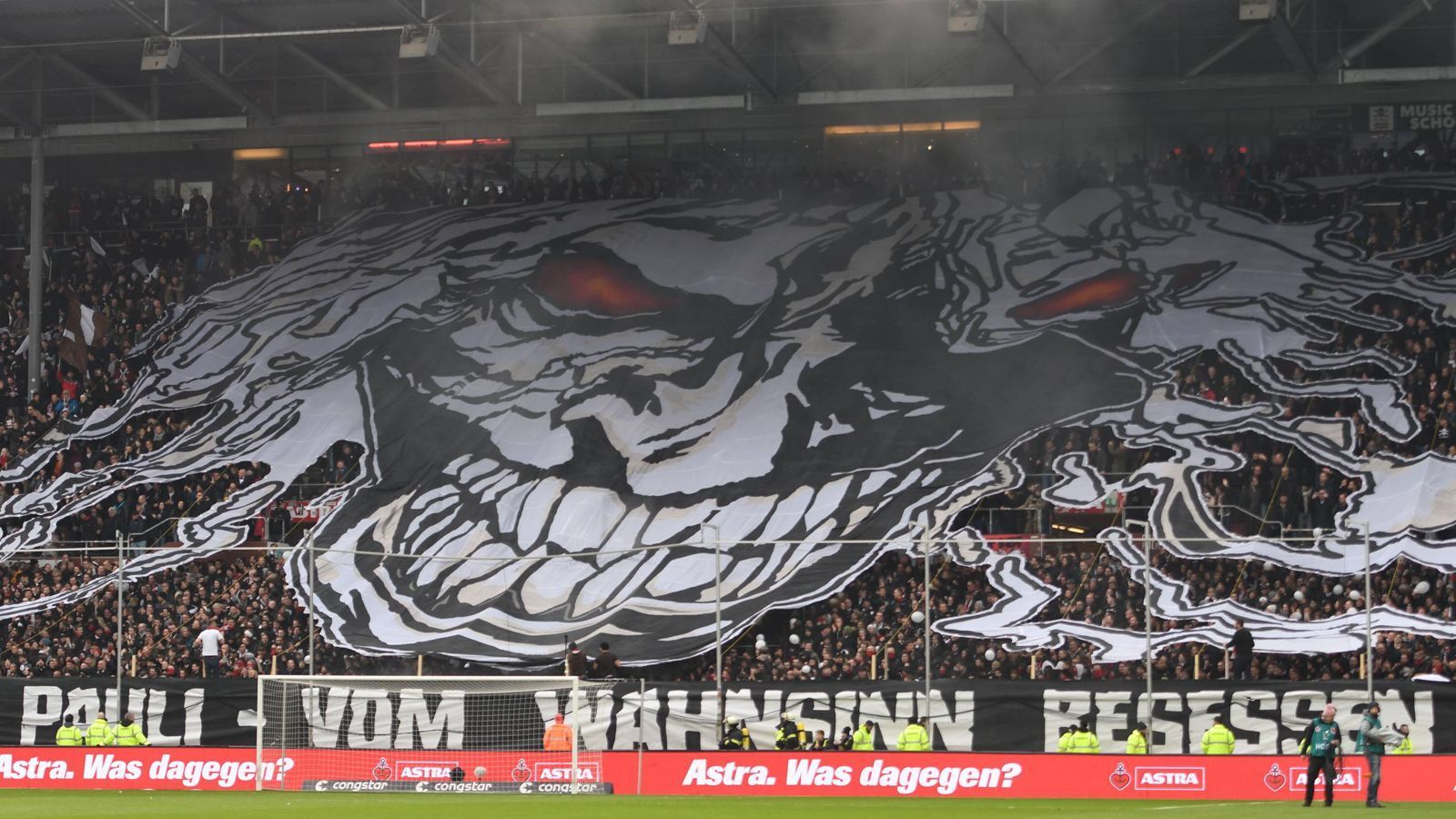 
                <strong>Hamburg-Derby - Pauli-Fans heizen dem Millerntor ein</strong><br>
                Die Choreo erstreckte sich über das ganze Stadion. Ein anderes Banner zeigte eine Teufelsfratze, dazu der Spruch: "Sankt Pauli - vom Wahnsinn besessen".
              